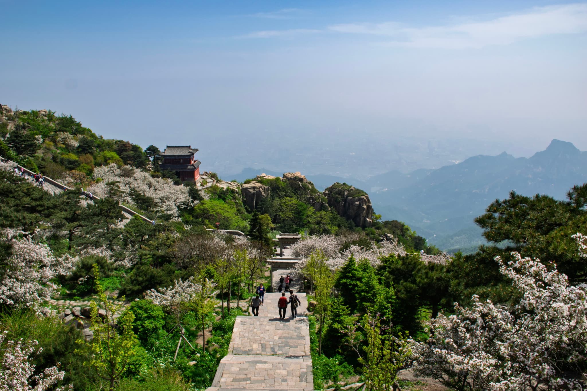 山间小径，绿树成荫，远眺群山，景色宜人。